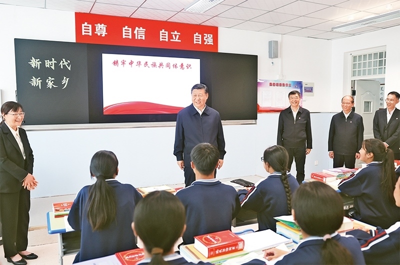2024年6月18日至19日，中共中央總書記、國家主席、中央軍委主席習近平在青?？疾?。這是18日下午，習近平在果洛西寧民族中學高一（1）班觀摩“新時代、新家鄉(xiāng)”主題思政課。 新華社記者 鞠鵬/攝