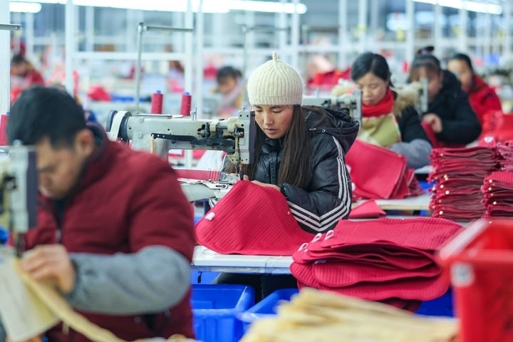 2024年1月18日，社區(qū)居民在紅安社區(qū)的鄉(xiāng)村振興就業(yè)車間工作。紅安社區(qū)是由易地搬遷安置區(qū)單獨成立的新社區(qū)，位于湖南省湘西土家族苗族自治州鳳凰縣禾庫鎮(zhèn)。新華社記者 張鋮 攝