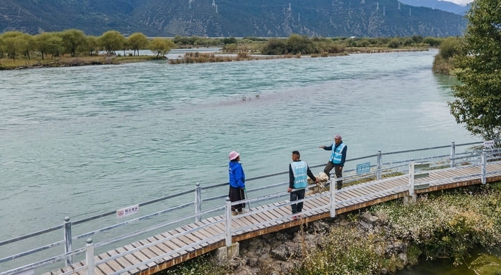 西藏雅尼國家濕地公園管護員在巡護途中小憩（無人機照片，2023年9月8日攝）。新華社記者 丁增尼達 攝