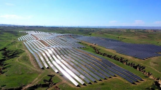 紅寺堡區(qū)發(fā)展光伏產(chǎn)業(yè)。新華社發(fā)（康國(guó)慶 攝）