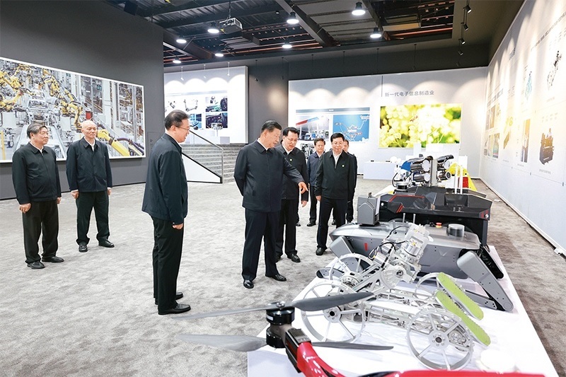 2024年4月22日至24日，中共中央總書記、國家主席、中央軍委主席習近平在重慶考察。這是22日下午，習近平參觀重慶科技創(chuàng)新和產(chǎn)業(yè)發(fā)展成果展示。 新華社記者 王曄/攝
