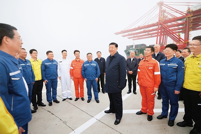 2024年5月22日至24日，中共中央總書記、國家主席、中央軍委主席習近平在山東考察。這是22日下午，習近平在日照港親切慰問港口科技工作者、運營人員、航運人員。 新華社記者 鞠鵬/攝