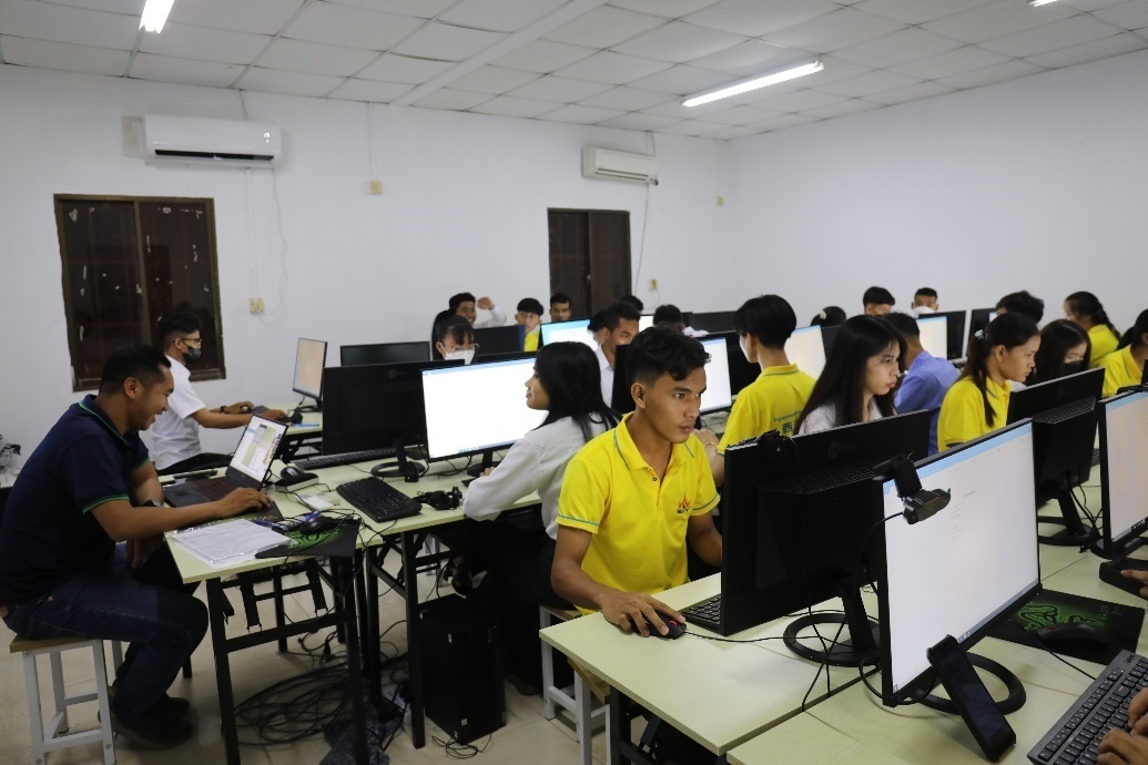圖為西哈努克港工商學(xué)院的學(xué)生正在上課。西港特區(qū)公司供圖
