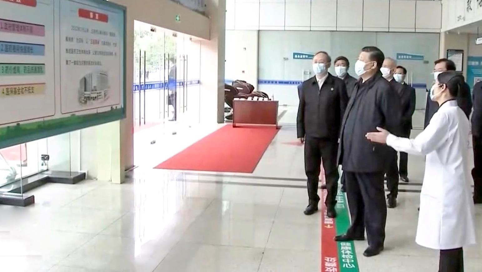 △2021年3月23日，習(xí)近平總書記在福建三明沙縣總醫(yī)院住院樓一層大廳，聽取醫(yī)改情況介紹。