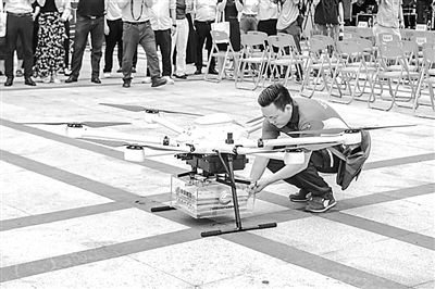 郵政工作人員取出無(wú)人機(jī)配送的高考錄取通知書。華南理工大學(xué)供圖