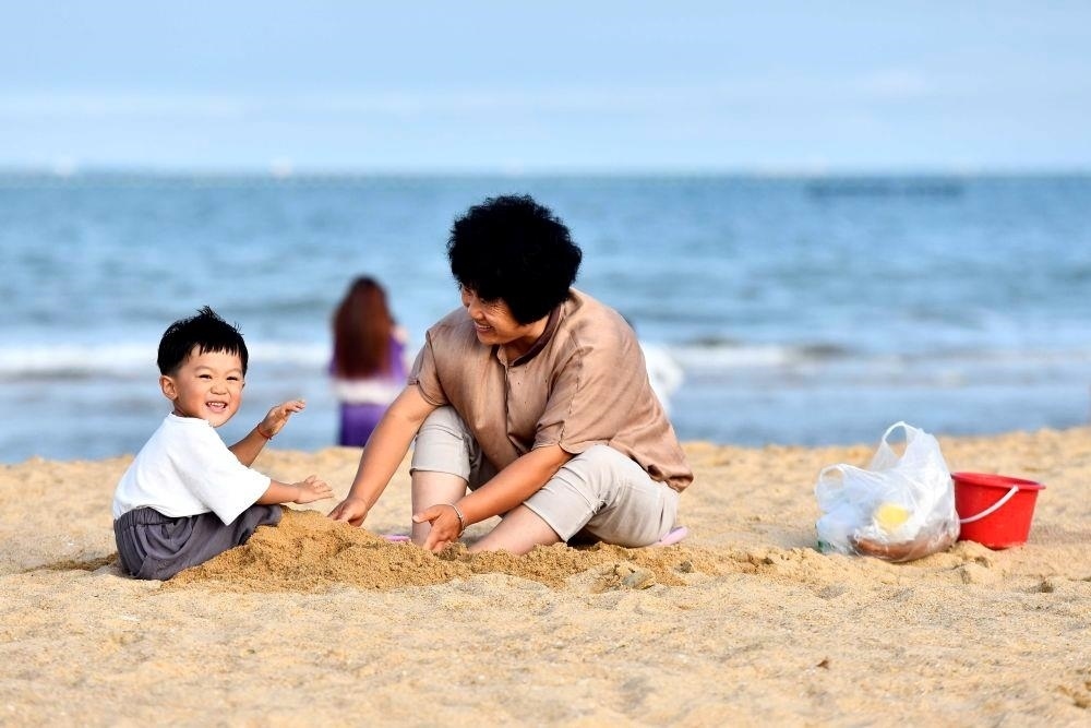 △山東日照陽(yáng)光海岸綠道沙灘一角。近年來，日照還海于民、還景于民，在保留松林、沙灘、礁石和濕地資源的基礎(chǔ)上，修復(fù)整治生態(tài)岸線，打造出一條長(zhǎng)約28公里的陽(yáng)光海岸綠道，吸引眾多市民游客度假休閑。