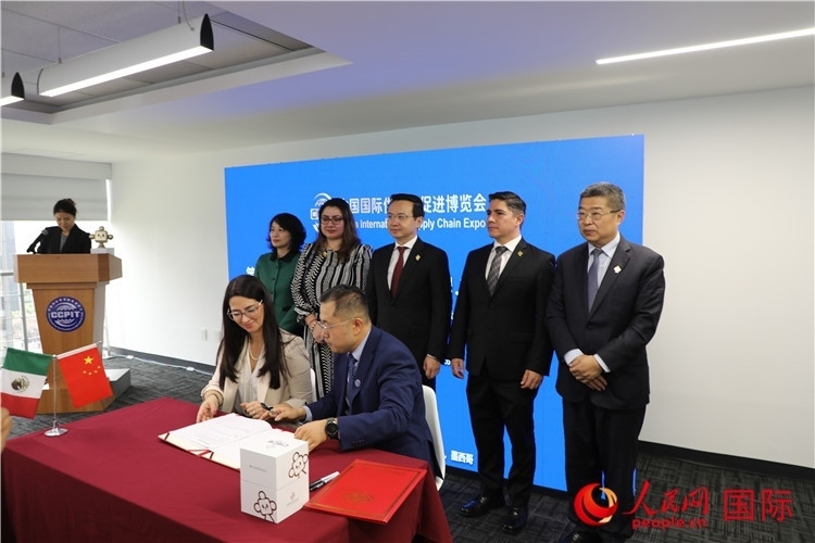 與會嘉賓簽署關于共同促進墨西哥企業(yè)參加第二屆鏈博會合作備忘錄。人民網(wǎng) 埃內(nèi)斯托·多明戈斯攝