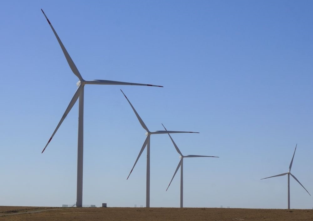 這是中哈合作的哈薩克斯坦札納塔斯100兆瓦風(fēng)電項目（2022年9月13日攝）。新華社發(fā)（德米特里·瓦西連科 攝）