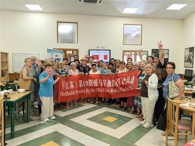醫(yī)療隊(duì)隊(duì)員與養(yǎng)老中心參加活動(dòng)的老人合影。中國(guó)（江蘇）第19期援馬耳他醫(yī)療隊(duì)供圖