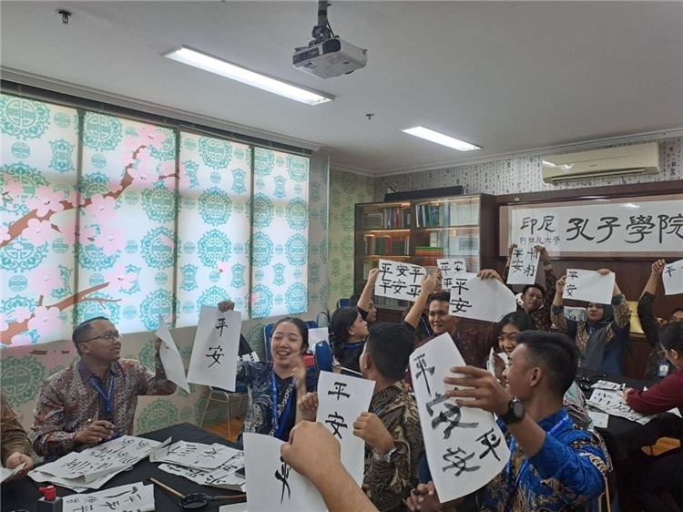 警察學(xué)員們展示書法學(xué)習(xí)成果?；顒?dòng)主辦方供圖