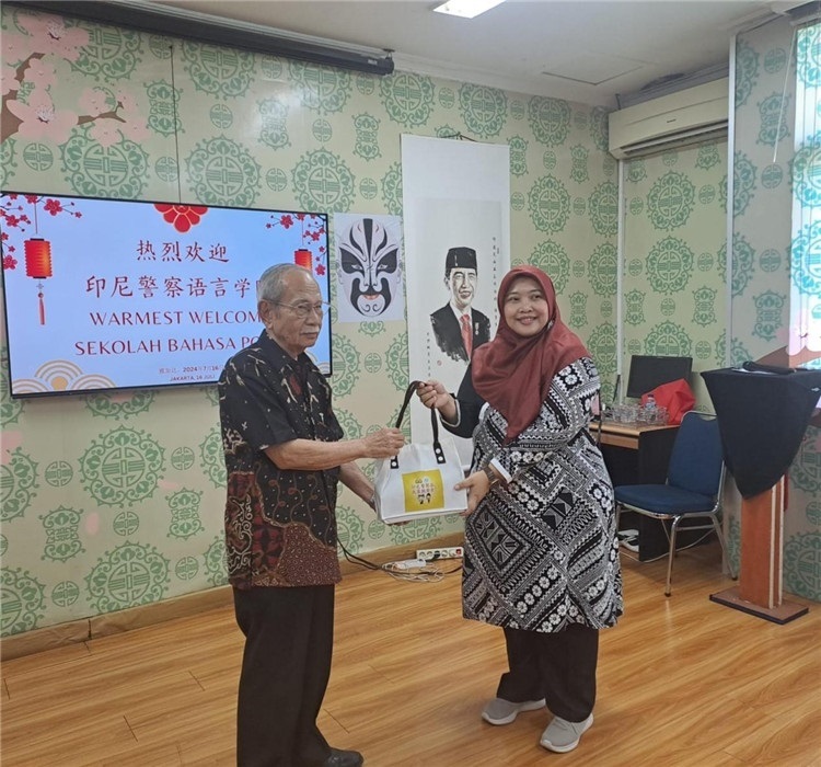 拉哈尤·蘇珊蒂與穆尼交換禮品?；顒?dòng)主辦方供圖