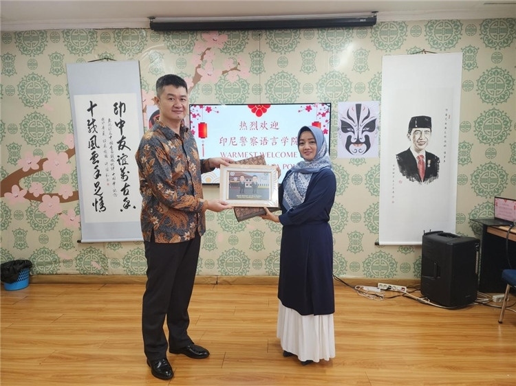 警察語言學(xué)院老師與王大昕交換禮品?；顒?dòng)主辦方供圖