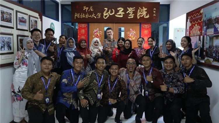 警察 學(xué)員們?cè)诳自洪T口合影?；顒?dòng)主辦方供圖