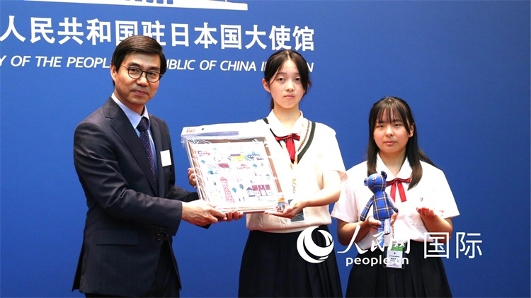 日本小大使向中國(guó)駐日本大使館臨時(shí)代辦施泳贈(zèng)送當(dāng)?shù)靥厣Y品。人民網(wǎng) 許可攝