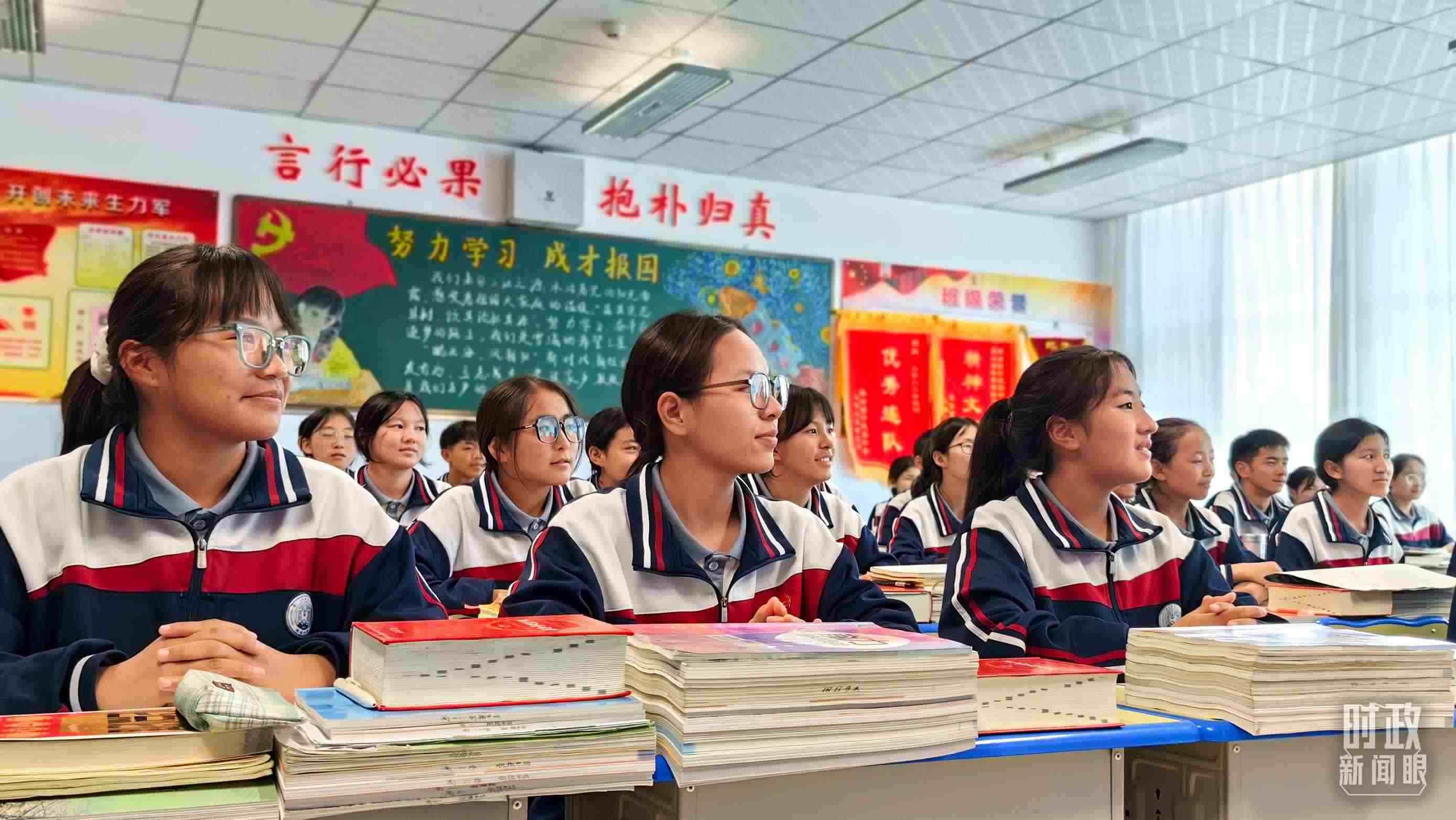 △果洛西寧民族中學(xué)高一（1）班的“新時(shí)代、新家鄉(xiāng)”主題思政課。（總臺(tái)央視記者段德文拍攝）