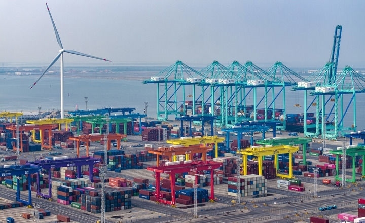 2024年7月3日，一艘集裝箱貨輪?？吭谔旖蚋邸爸腔哿闾肌贝a頭（無人機(jī)照片）。新華社記者 趙子碩 攝