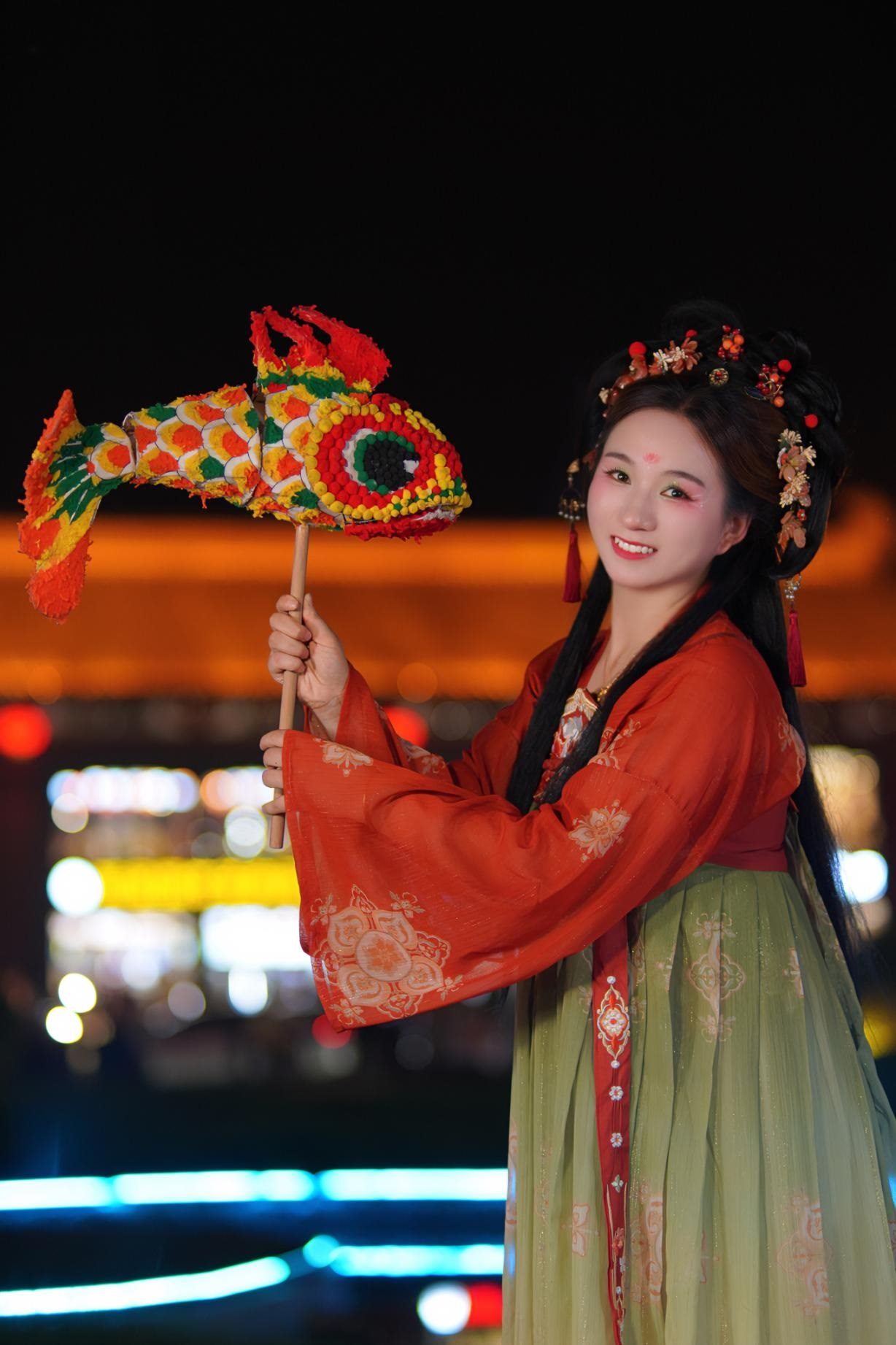 游客身穿漢服漫步在西安大唐不夜城。受訪者供圖