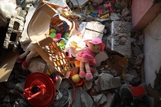 這是7月18日在加沙地帶中部努賽賴特難民營拍攝的遭到以軍襲擊的建筑廢墟。新華社發(fā)（馬爾萬·達(dá)烏德攝）