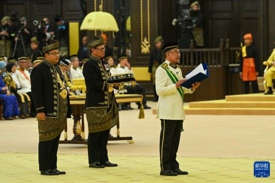  7月20日，馬來(lái)西亞總理安瓦爾（右）在吉隆坡出席最高元首登基儀式。新華社發(fā)（馬來(lái)西亞新聞局供圖）