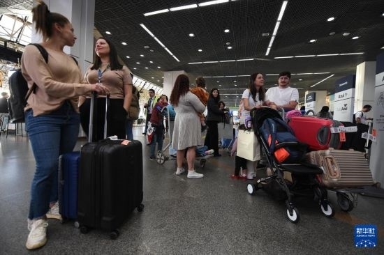 7月19日，受影響航班的旅客在巴西首都巴西利亞機(jī)場(chǎng)等待。新華社發(fā)（盧西奧·塔沃拉 攝）