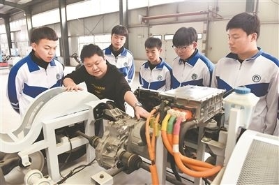 河北省威縣職業(yè)技術(shù)教育中心老師正在為學(xué)生講解電動(dòng)汽車(chē)數(shù)字技術(shù)。新華社記者 朱旭東攝