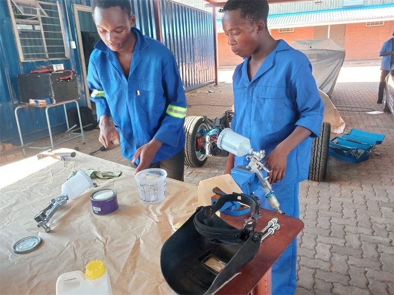 南非學(xué)生認(rèn)真改造“老爺車(chē)”。索尚古夫技術(shù)高中供圖