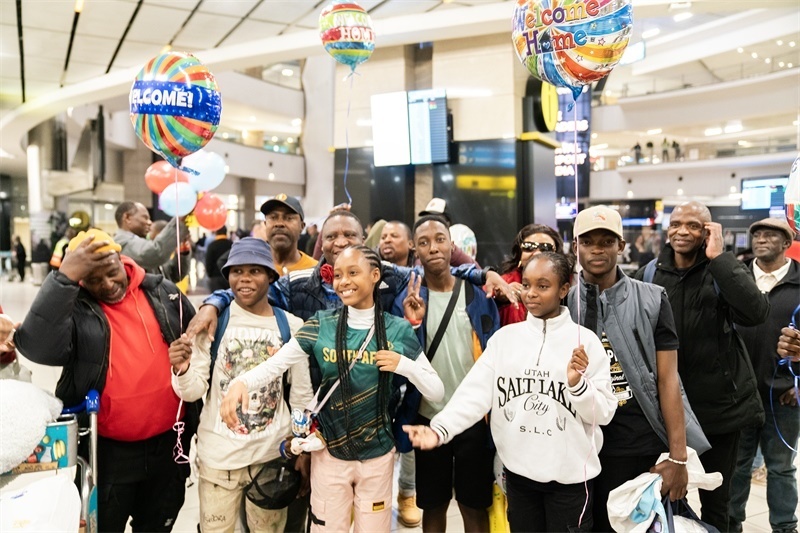 家長(zhǎng)們熱情歡迎從中國(guó)歸來(lái)的學(xué)生。希拉茲·莫林?jǐn)z