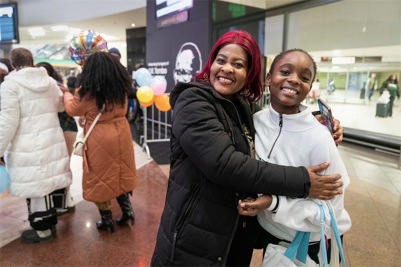 學(xué)生與家長(zhǎng)相擁歡慶。希拉茲·莫林?jǐn)z