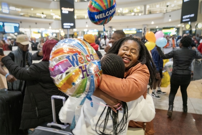 學(xué)生與家長(zhǎng)相擁歡慶。希拉茲·莫林?jǐn)z