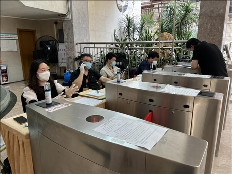 廣州市越秀區(qū)教育局現(xiàn)場審核返區(qū)生辦理材料，采用“提前網(wǎng)上預約、現(xiàn)場分批辦理”的方式進行。廣州市越秀區(qū)教育局供圖