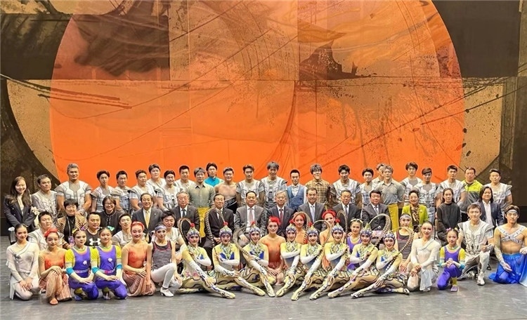 4月12日，中國人民對外友好協(xié)會會長楊萬明、駐日大使吳江浩及來自36國70位駐日使節(jié)代表等現(xiàn)場觀看中國雜技團東京公演。中國人民對外友好協(xié)會供圖