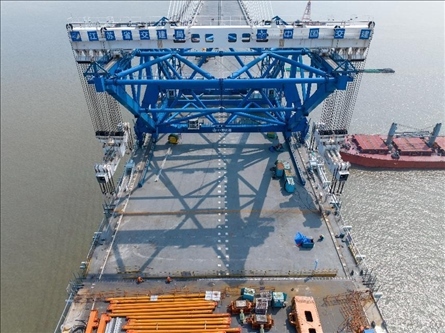 △ 圖為我國自主研發(fā)的世界最大噸位橋面吊機(jī)。