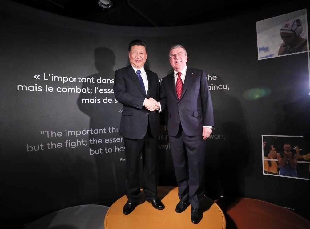2017年1月18日，國家主席習近平在瑞士洛桑國際奧林匹克博物館會見國際奧林匹克委員會主席巴赫。這是習近平和巴赫在奧運冠軍領獎臺上合影。新華社記者 蘭紅光 攝