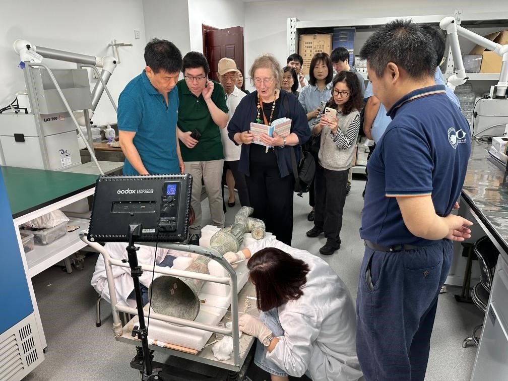 2024年5月28日，英國(guó)考古學(xué)家、牛津大學(xué)教授杰西卡·羅森在文物保護(hù)修復(fù)實(shí)驗(yàn)室觀摩文物。新華社發(fā)（四川省文物考古研究院供圖）