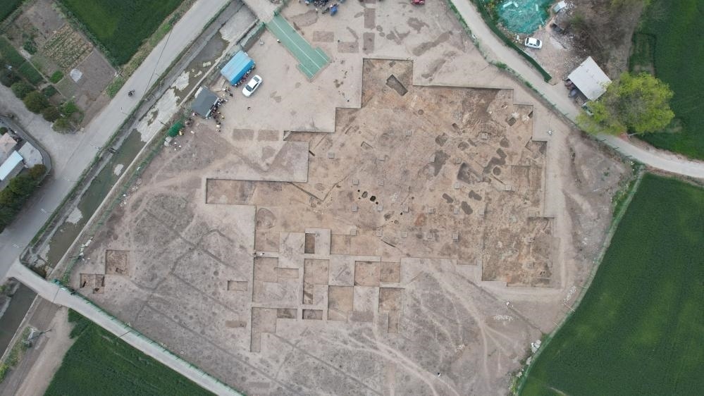 這是2024年3月23日拍攝的四川省廣漢市三星堆遺址發(fā)掘區(qū)（無(wú)人機(jī)照片）。新華社發(fā)（四川省文物考古研究院供圖）