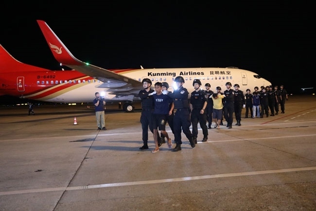 押解現(xiàn)場。公安部供圖