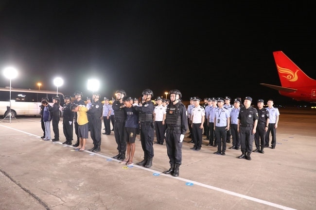 押解現(xiàn)場。公安部供圖