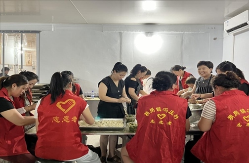 志愿者在以孝治家大食堂工作。（受訪者供圖）