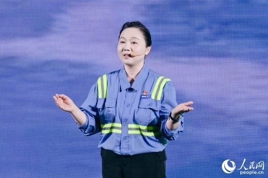 黃英紅講述在互聯(lián)網(wǎng)“種地”的故事。人民網(wǎng)攝