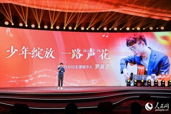 羅高丞在臺(tái)上分享自己的創(chuàng)作心路。人民網(wǎng)攝