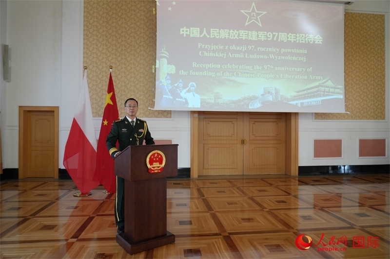 波蘭使館國防武官張寅生大校在招待會上致辭。人民網(wǎng)記者 李增偉攝 