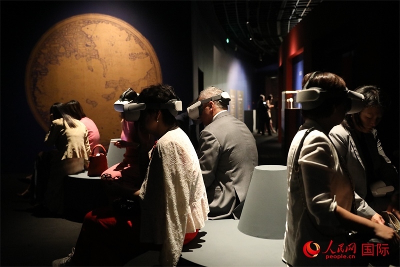 嘉賓在展覽“傳奇之旅：馬可·波羅與絲綢之路上的世界”VR體驗區(qū)參觀。人民網(wǎng) 殷韜攝