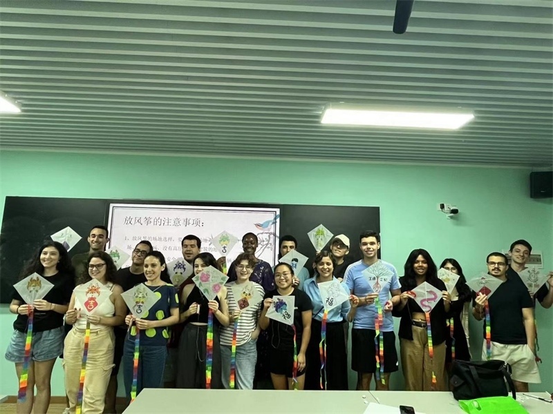 在中國和巴西共迎兩國建交50周年之際，巴西圣保羅州立大學(xué)孔子學(xué)院今年7月成功組織多批、近40名巴西青少年來華進(jìn)行短期訪問交流，圖為訪問團(tuán)成員參加文化體驗(yàn)活動。 巴西圣保羅州立大學(xué)孔子學(xué)院供圖