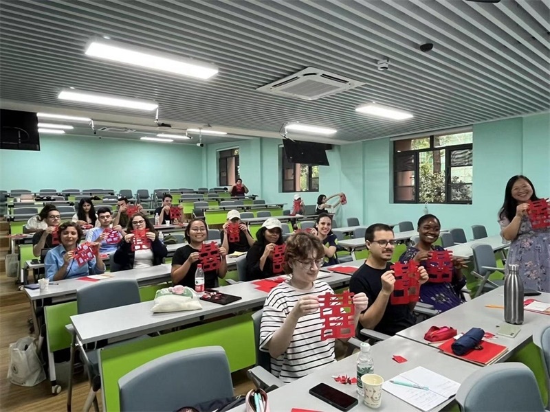 在中國和巴西共迎兩國建交50周年之際，巴西圣保羅州立大學(xué)孔子學(xué)院今年7月成功組織多批、近40名巴西青少年來華進(jìn)行短期訪問交流，圖為訪問團(tuán)成員參加文化體驗(yàn)活動。 巴西圣保羅州立大學(xué)孔子學(xué)院供圖