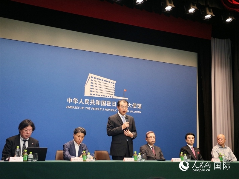 中國(guó)駐日本大使吳江浩（左三）致辭。人民網(wǎng) 許可攝