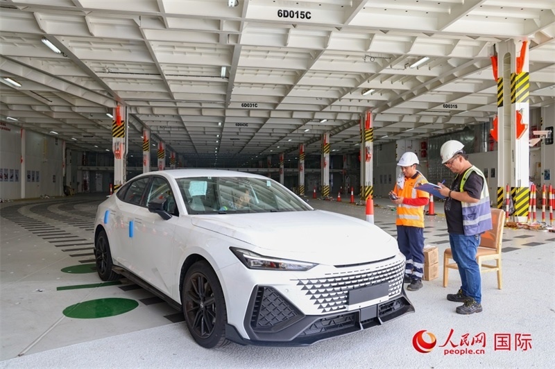 工人正在進行卸車作業(yè)。人民網(wǎng)記者 任皓宇攝