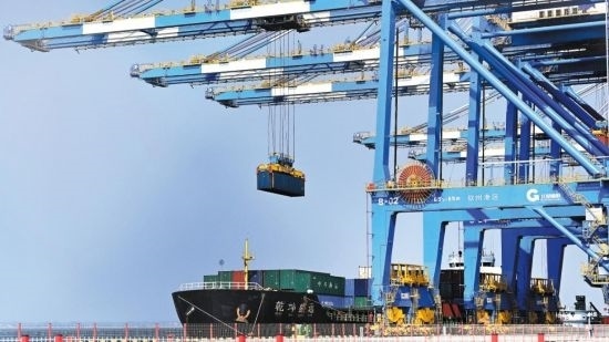 自動化起重機在中國（廣西）自由貿(mào)易試驗區(qū)欽州港吊裝集裝箱。（圖片來源：新華社）