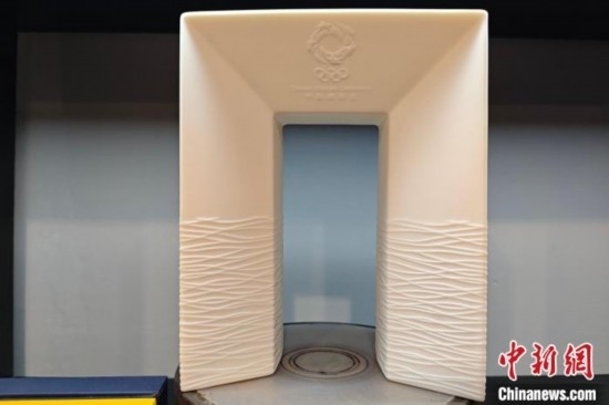 白瓷作品《凱旋尊》巧妙融合了法國(guó)與中國(guó)最具象征意義的藝術(shù)形式和元素進(jìn)行再創(chuàng)造。 吳冠標(biāo) 攝