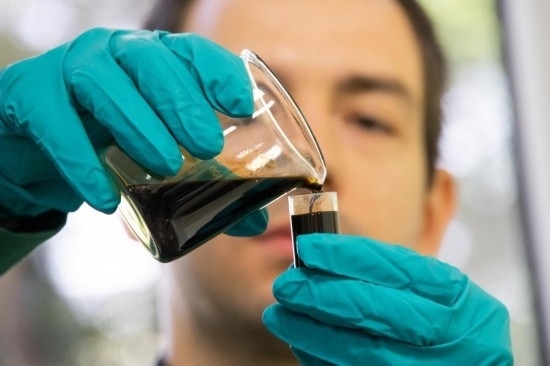 2022年5月24日，在匈牙利薩茲豪隆包陶多瑙河煉油廠，一名工人對(duì)通過(guò)阿德里亞輸油管道運(yùn)達(dá)的原油樣品進(jìn)行質(zhì)量分析。新華社發(fā)（弗爾季·奧蒂洛攝）