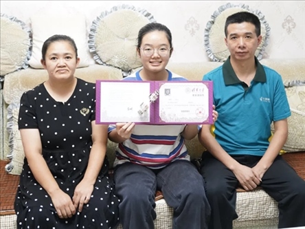 楊雨和父母。清華大學(xué)供圖